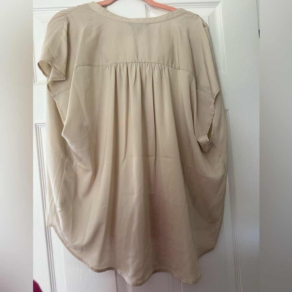 Banana Republic Cream V-Neck Short Sleeve Blouse - Picture 2 of 2
